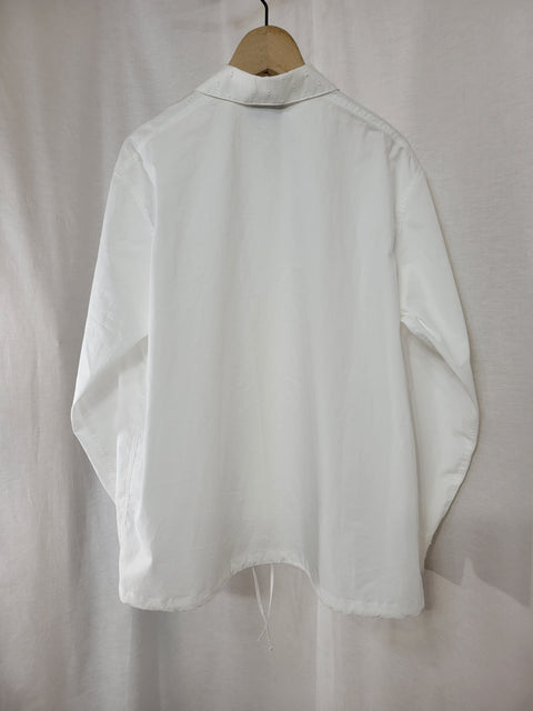 03：シャツ衿　裾ドローコードシャツ